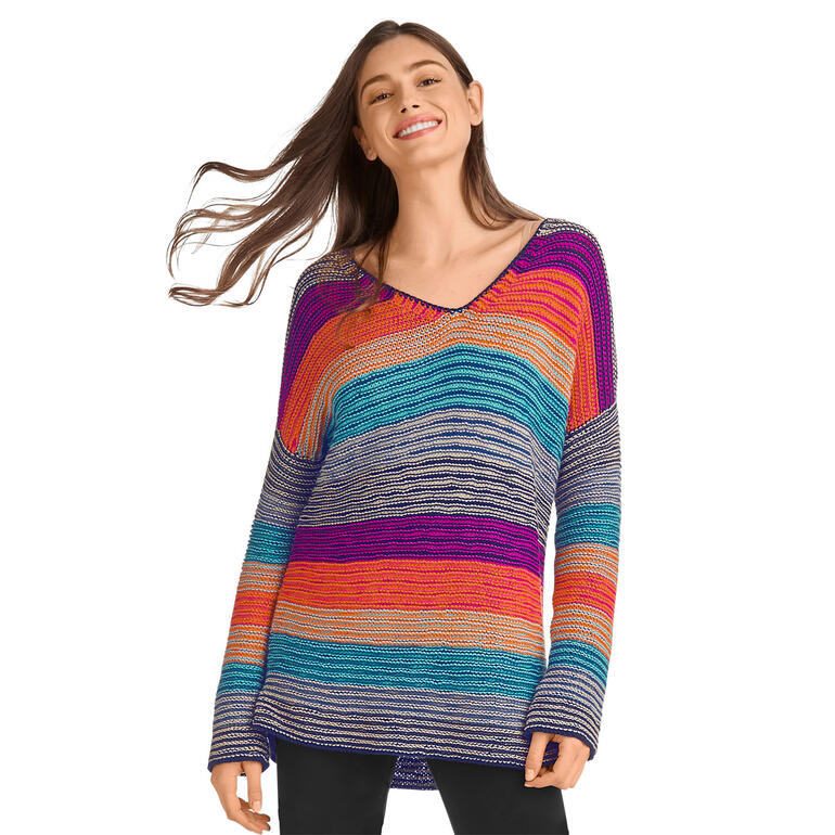 Bunter Pullover aus Cotone-Emozione mit V-Ausschnitt, getragen von einer Frau mit langen Haaren.
