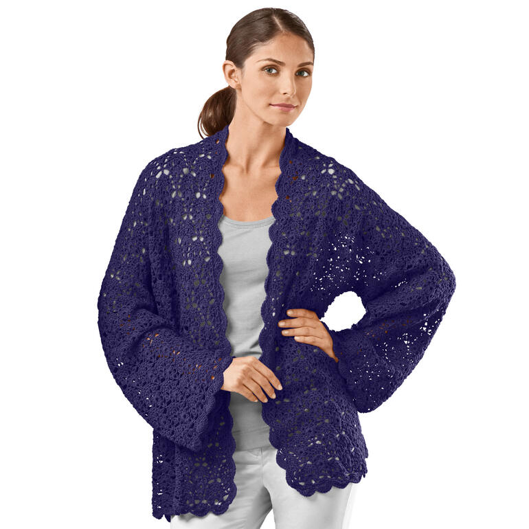 Dunkelblaue Häkeljacke aus Seidana®, getragen von einer Frau mit glattem Haar.