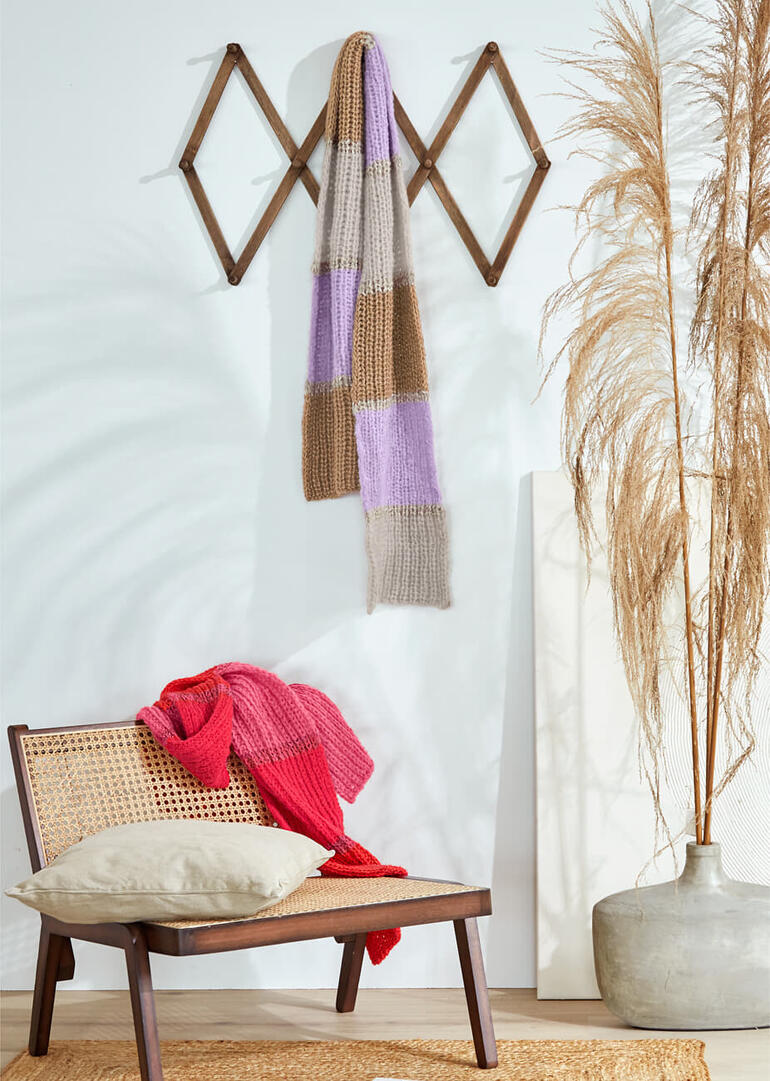 Farbiger Schal aus Wool-Cotton, drapiert über einem Stuhl.