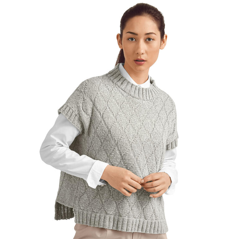 Frau in hellgrauem Pullunder aus Recycle & Wool mit kurzen Ärmeln und bequemem Schnitt.