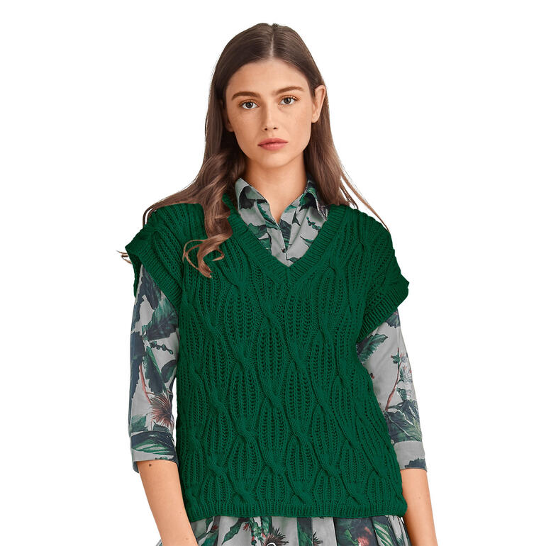 Frau trägt einen grünen Pullunder aus Recycle & Wool mit tiefem V-Ausschnitt.