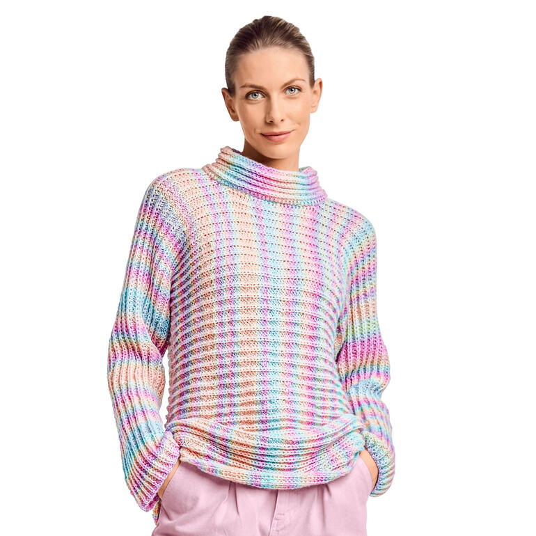 Frau in einem bunten Pullover mit hohem Kragen und pastellfarbenem Muster.