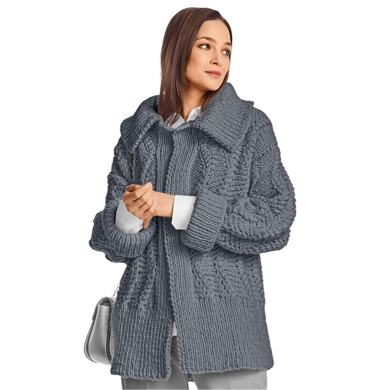 Frau trägt eine graue Jacke aus Canoso mit einem großen Kragen.
