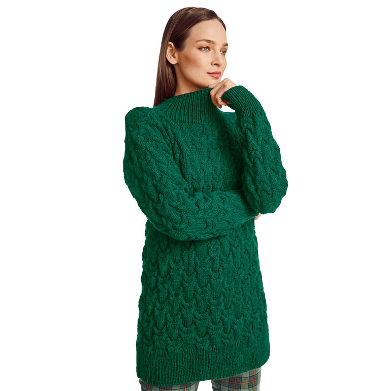 Frau in einem langen, grünen Pullover aus Enny mit strukturiertem Muster.