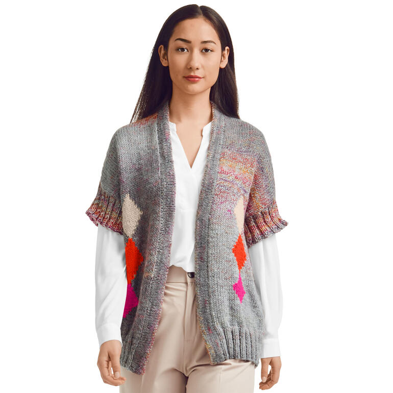 Frau trägt eine graue Strickjacke mit farbigen Mustern.