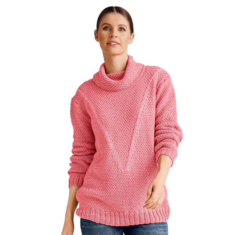 Frau in rosa Merino-Cotton Pullover mit großem Kragen, seitliche Ansicht.
