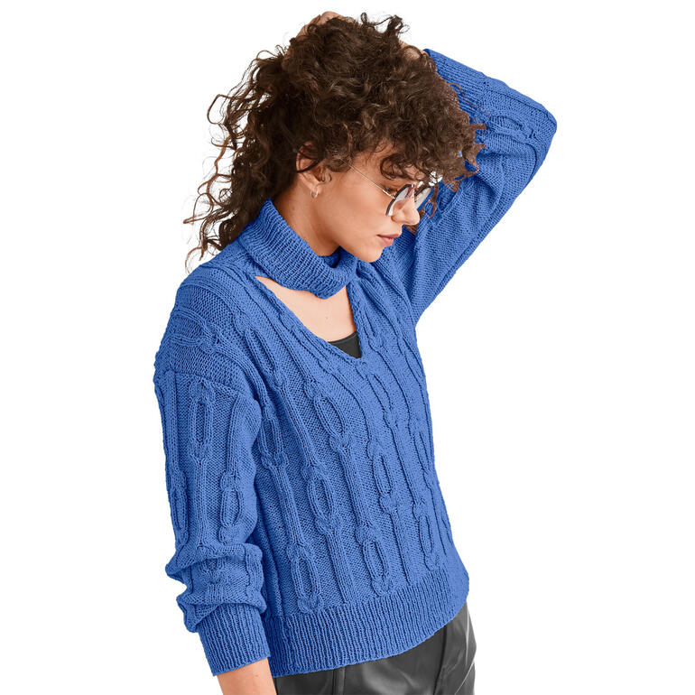Frau in blauer Baumwollpullover mit ausgeschnittenem Design.