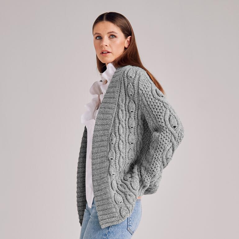 Graue Jacke aus Landwolle mit Struktur und weiten Ärmeln.