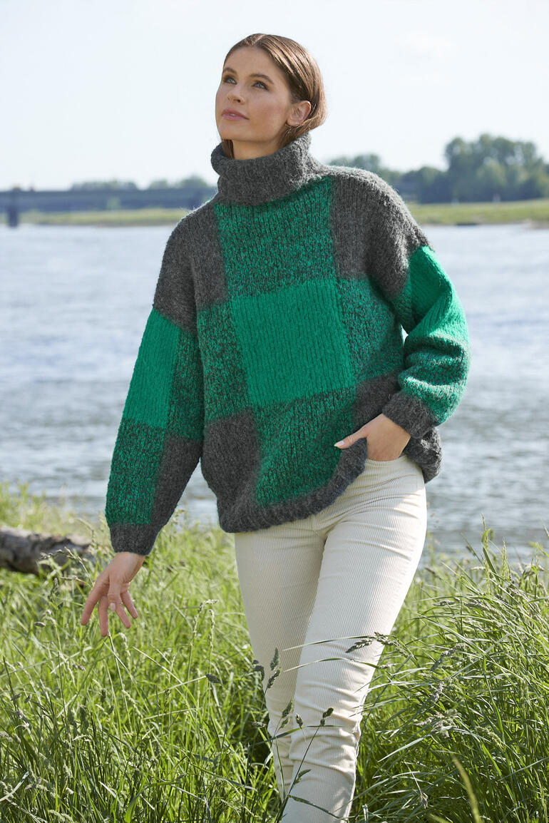 Pullover, 2-fädig aus Arequipa in Grün und Grau, mit Stehkragen.