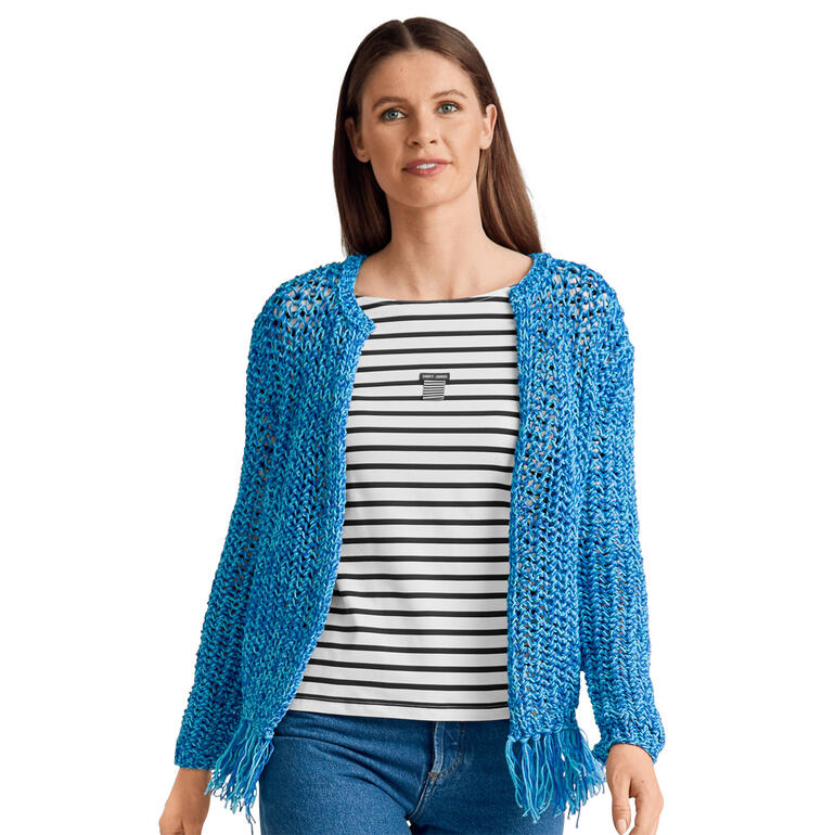 Frau in blauer Jacke mit Fransen, trägt gestreifte Bluse.