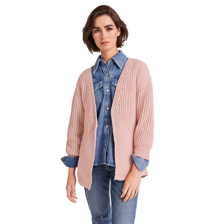 Rosa Strickjacke mit weitem Schnitt, kombiniert mit einer Jeansbluse.