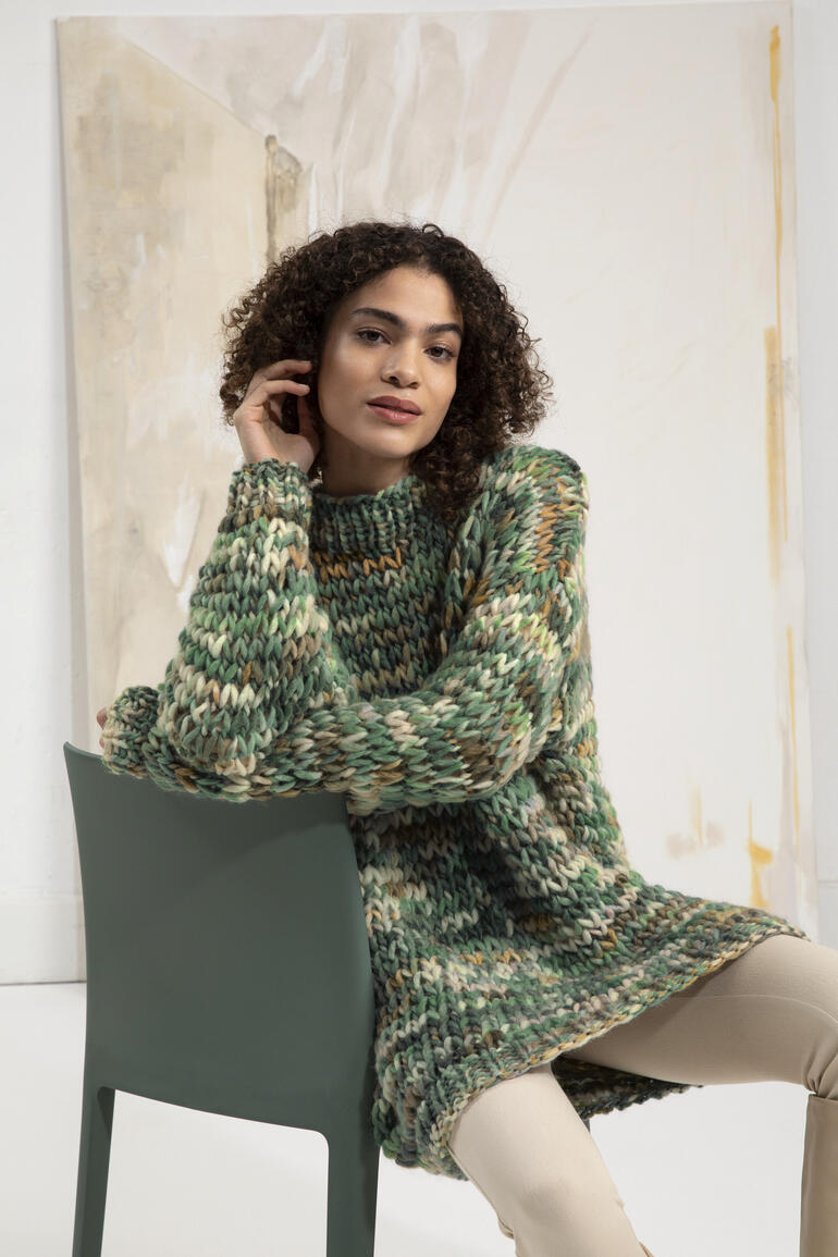 Bunter Pullover aus Bold Color, lächelnde Frau mit lockigem Haar.