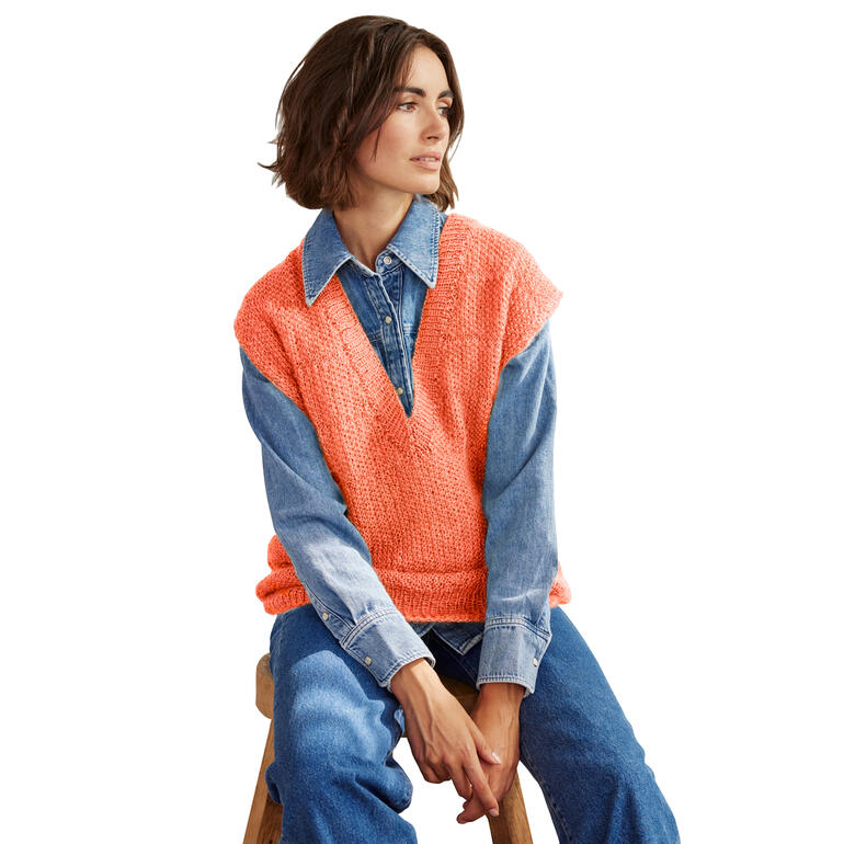 Pullunder aus Aparta in Orange, Figur einer Frau in modischer Pose.