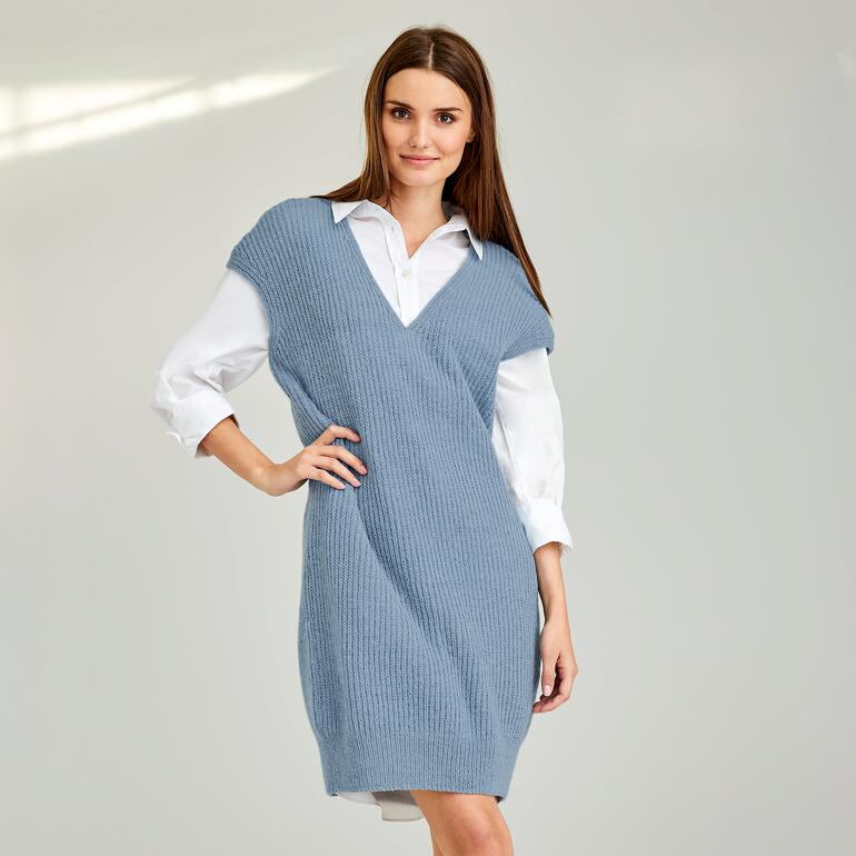 Frau in einem blauen Kleid aus Rima mit V-Ausschnitt.