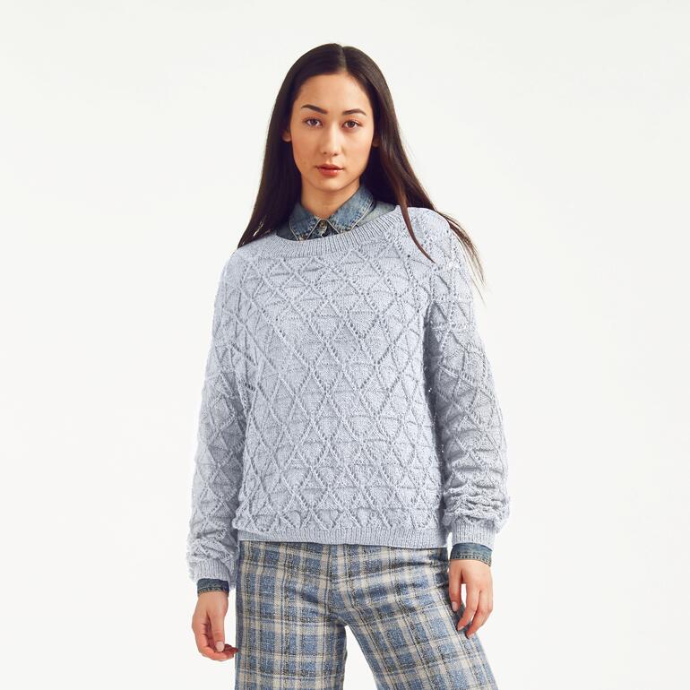 Frau in einem hellblauen Pullover aus Seidana®, elegant und komfortabel.