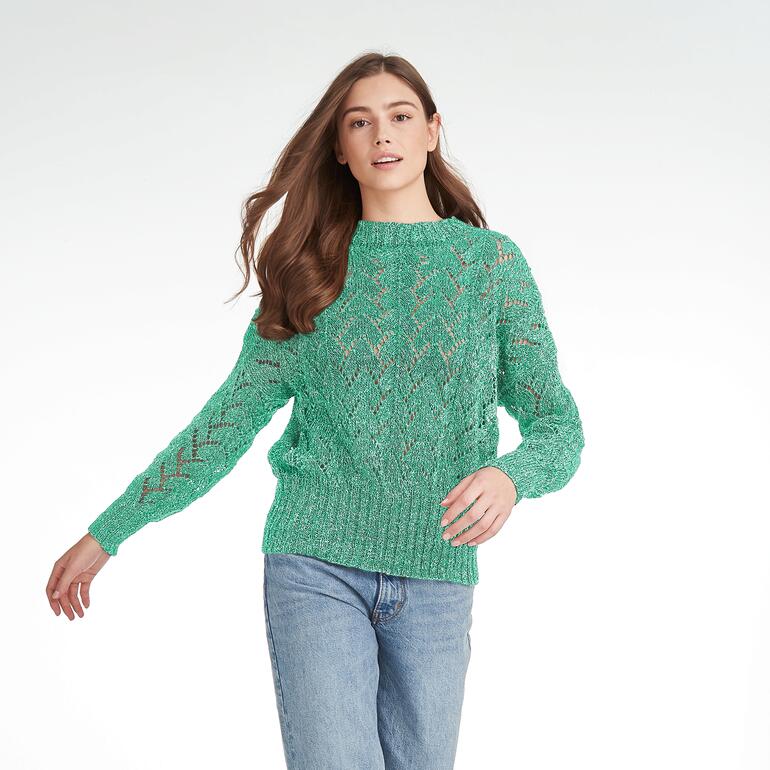 Frau in einem grünen Pullover aus Contrato, modern und lässig.