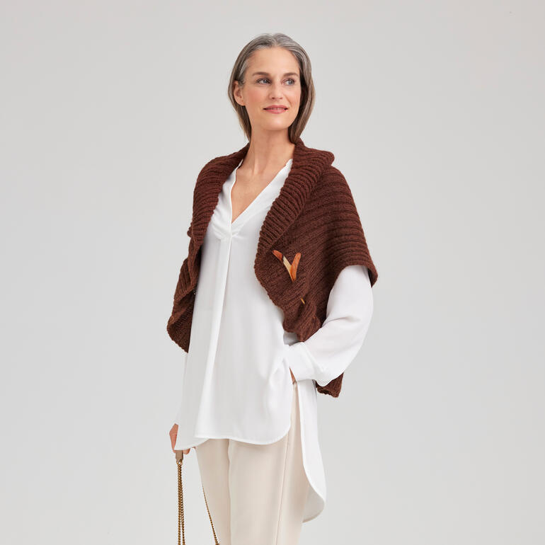 Braune Bolero-Weste über weißem Oberteil, casual Stil.