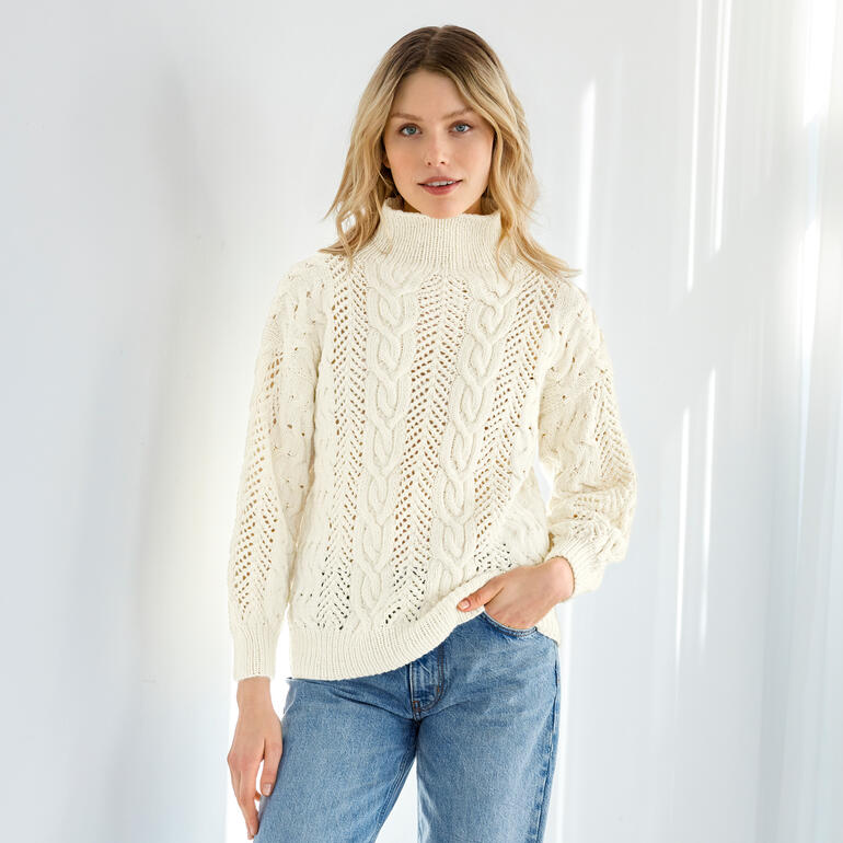 Pullover aus Inja mit Rollkragen in cremefarbener Strickoptik.