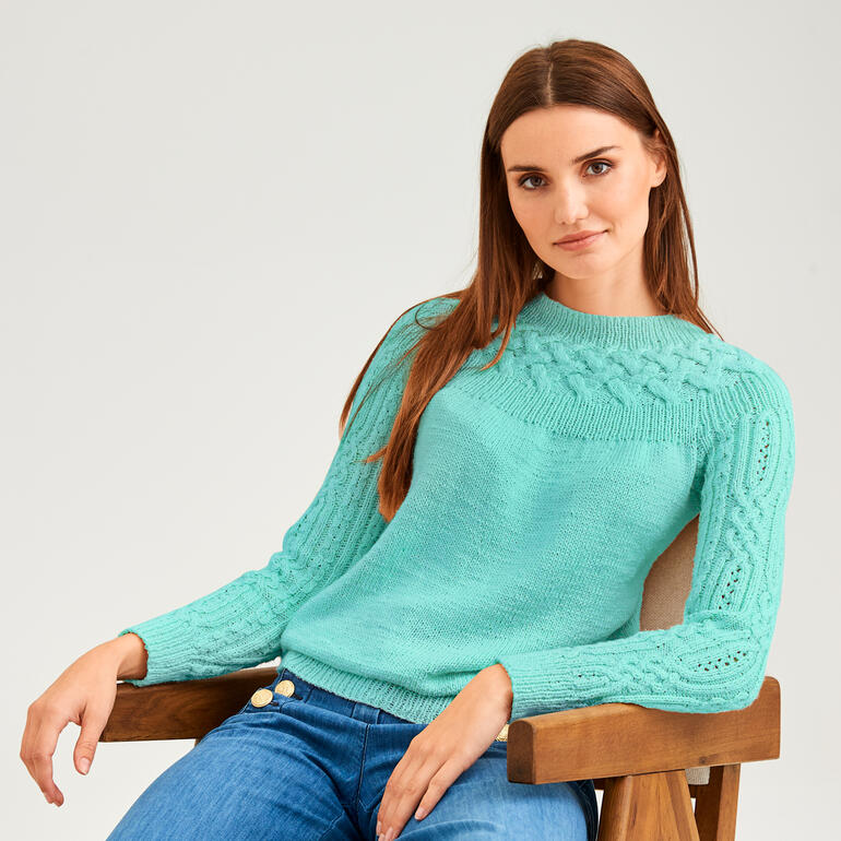 Türkiser Pullover mit geflochtenem Muster und Rundhalsausschnitt.