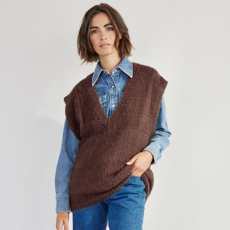 Pullunder aus Aparta in warmem Braun mit V-Ausschnitt.