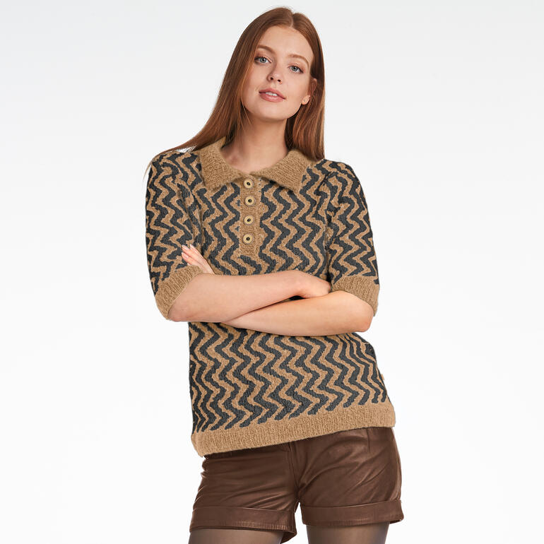 Frau in Polo Pullover mit Zickzack-Muster und kurzen Ärmeln.