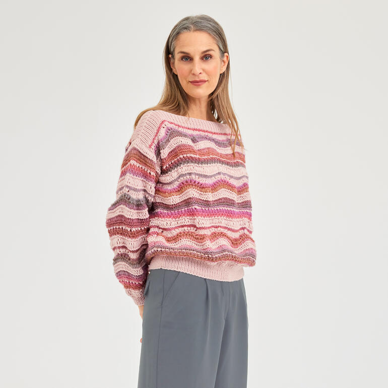 Frau in rosa gestreiftem Pullover aus Nuovo Merino 120 und Batique.