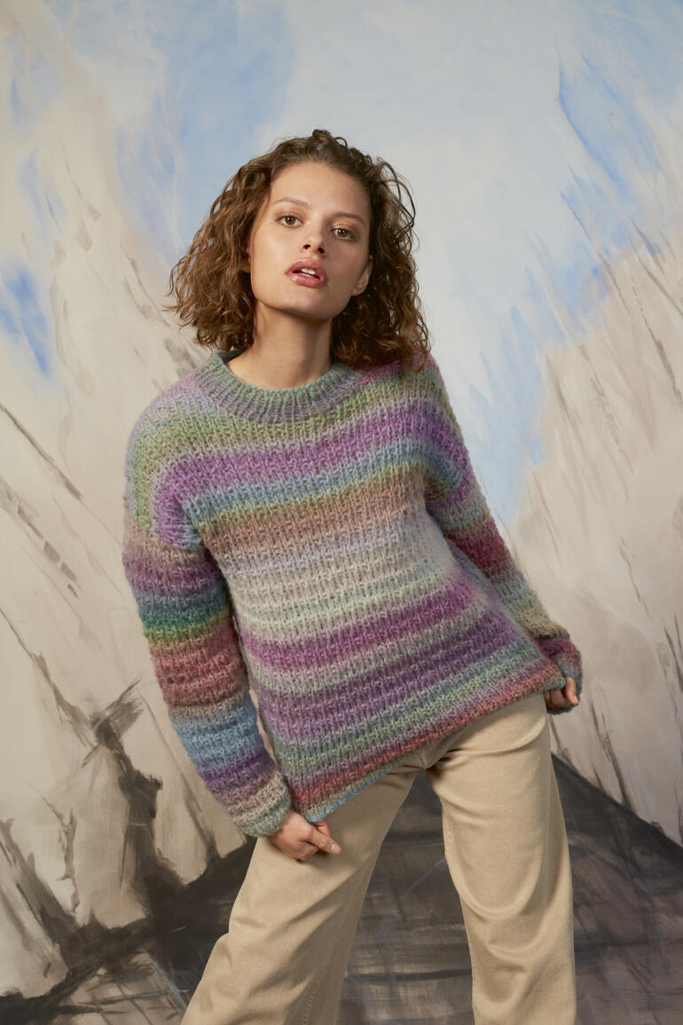 Frau in einem mehrfarbigen Pullover aus Orion.