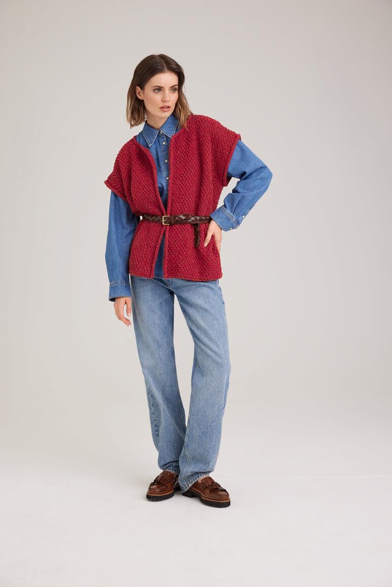 Weste aus Punktino in kräftigem Rot, kombiniert mit einem blauen Denimhemd.