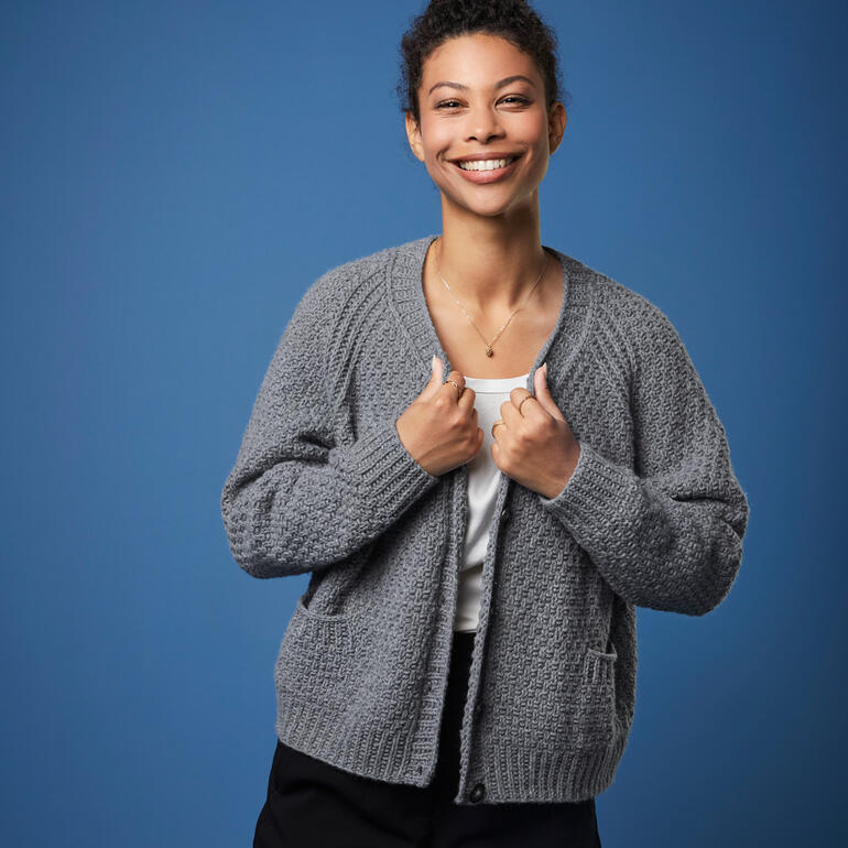 Cardigan aus Como Grande mit strukturierter Oberfläche in hellgrau.