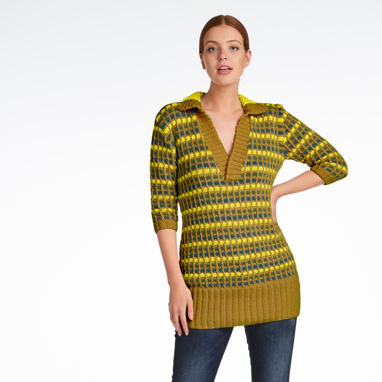 Damenpullover mit farbigem Streifenmuster und V-Ausschnitt, aus Micro von Junghans-Wolle.