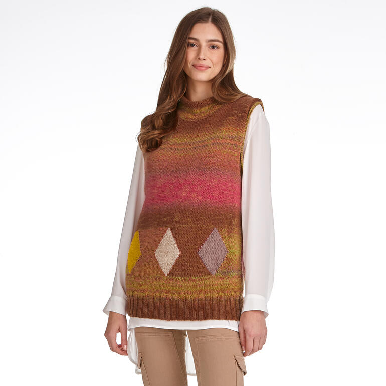 Pullover aus Monello mit Farbmustern, getragen von einer Frau mit langen Haaren.