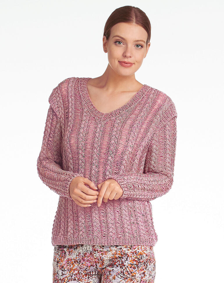 Frau in rosa Pullover aus Oletta mit V-Ausschnitt und lockerem Schnitt.