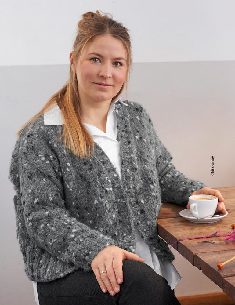 Frau in grauem Cardigan aus Pebble Mohair mit Kaffeetasse