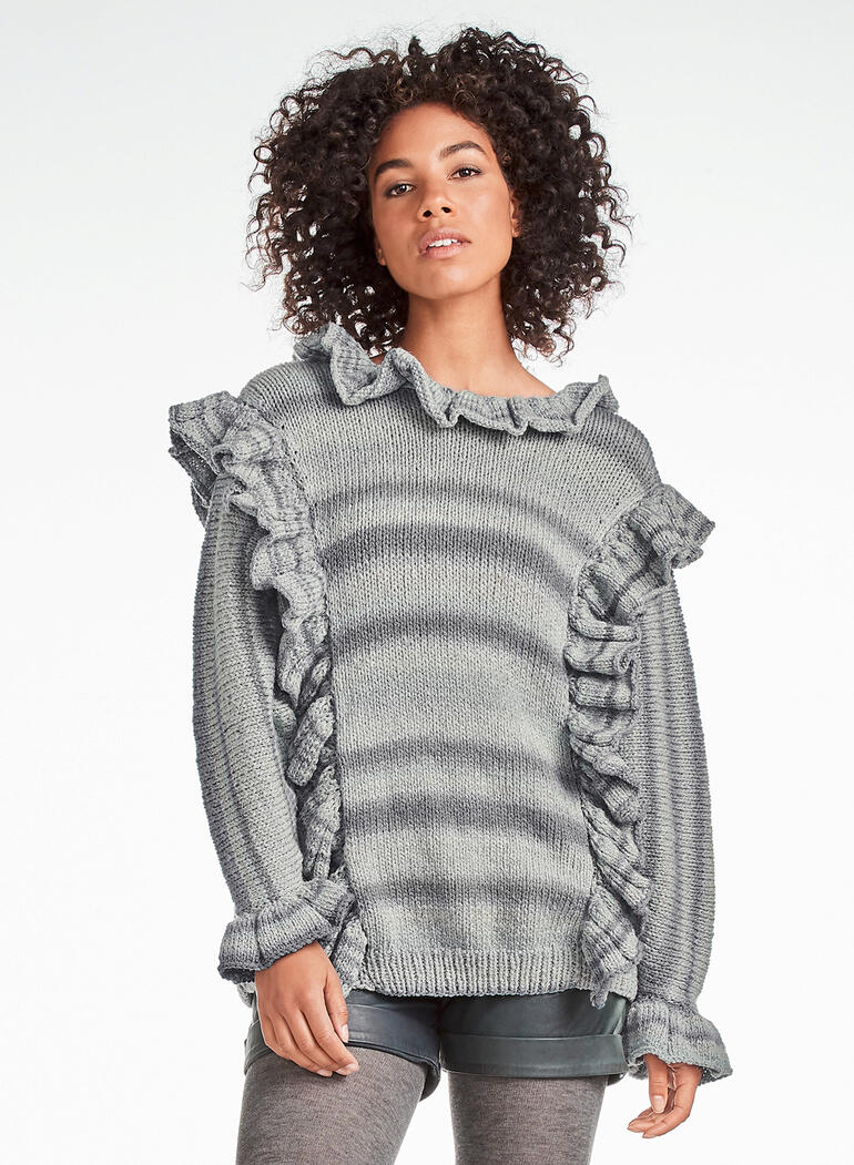Pullover mit Rüschen in grauen und schwarzen Streifen.