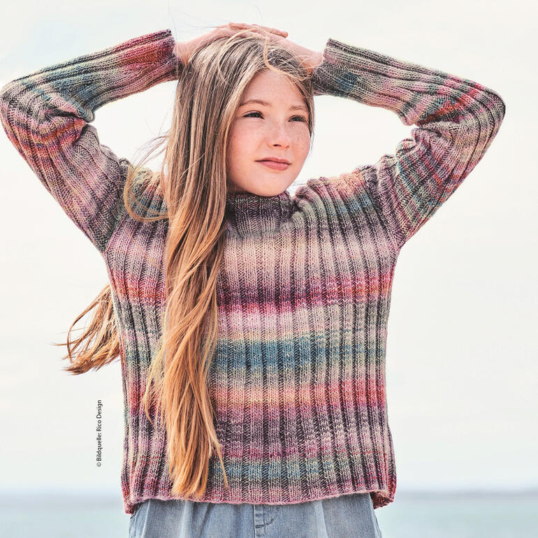 Mädchenpullover aus Creative Melange aran Wonderball mit langen Ärmeln.