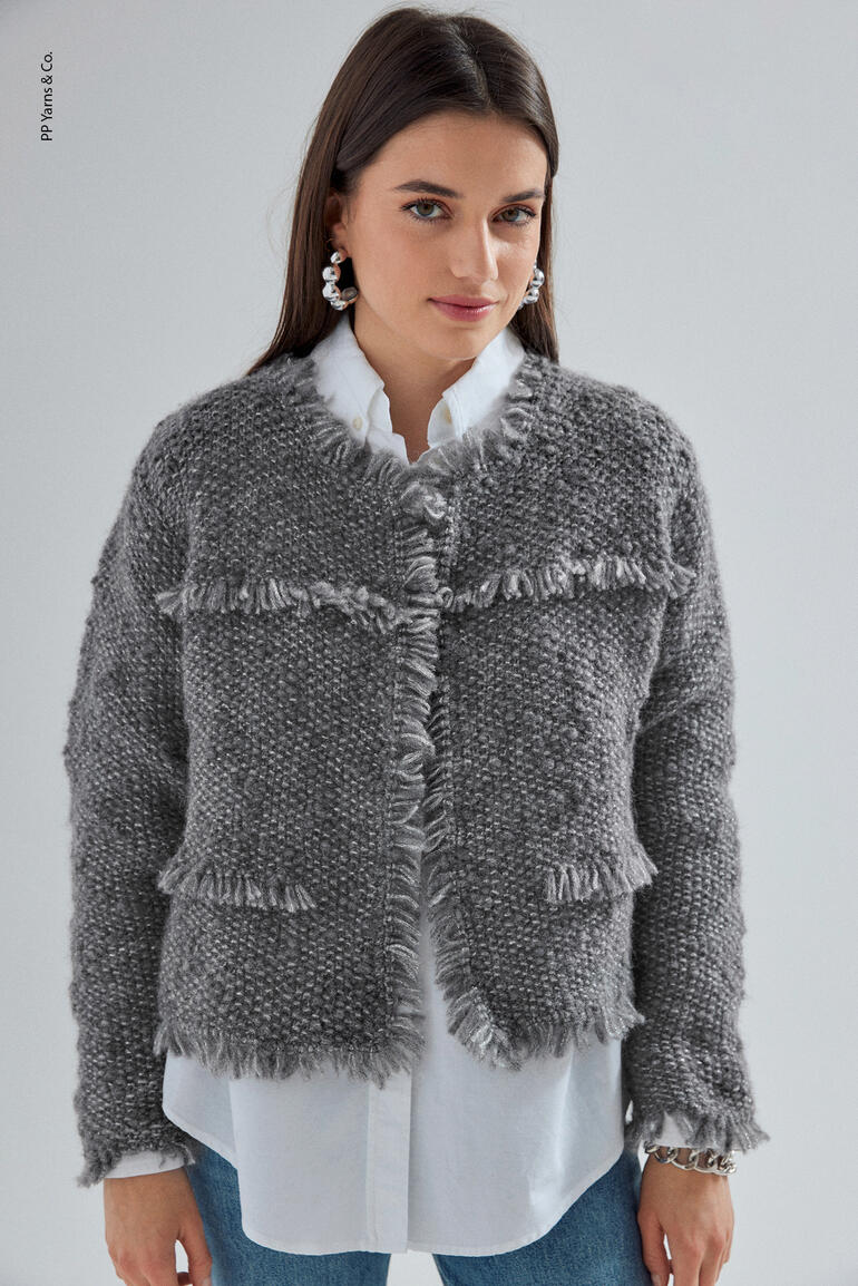 Graue Jacke aus Phil Romantico mit Fransen und knopflosem Verschluss.