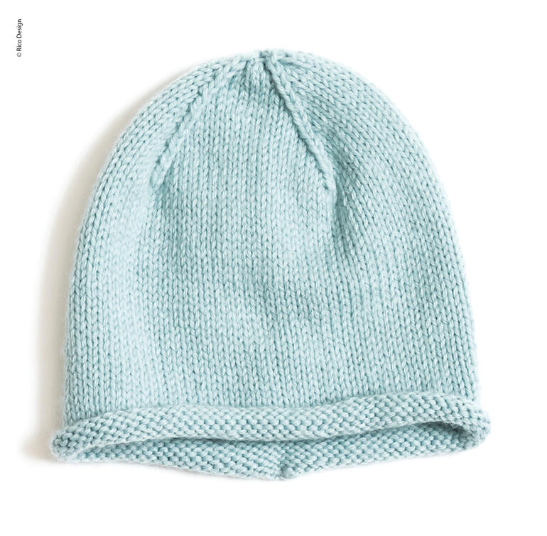 Blaue Babymütze aus Wolle, flach liegend.