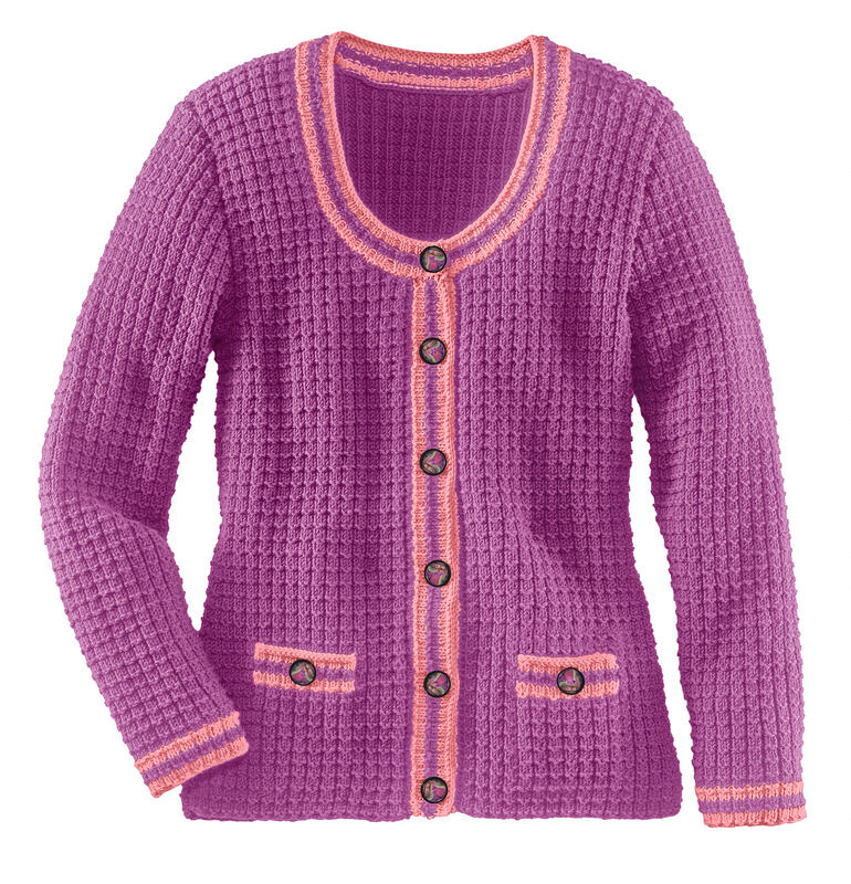 Lila Jacke mit Knöpfen und Taschen, aus Merino-Cotton, auf einem weißen Hintergrund.
