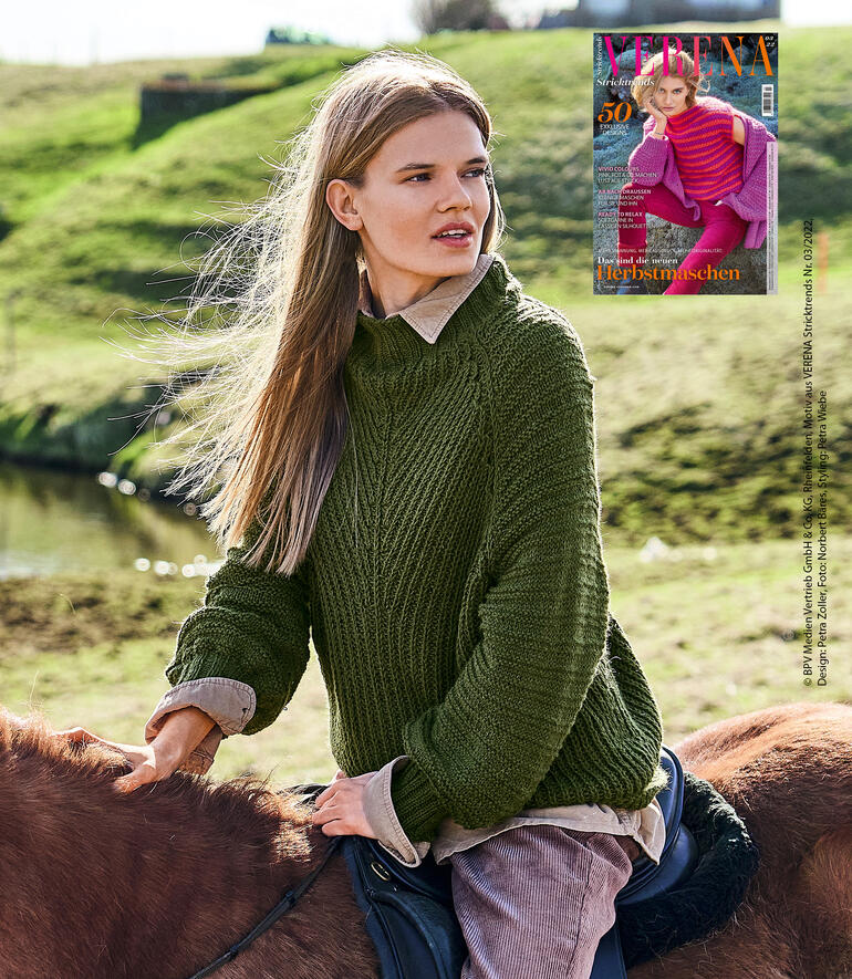 Dunkelgrüner Pullover aus Peru mit hohem Kragen und strukturiertem Muster.