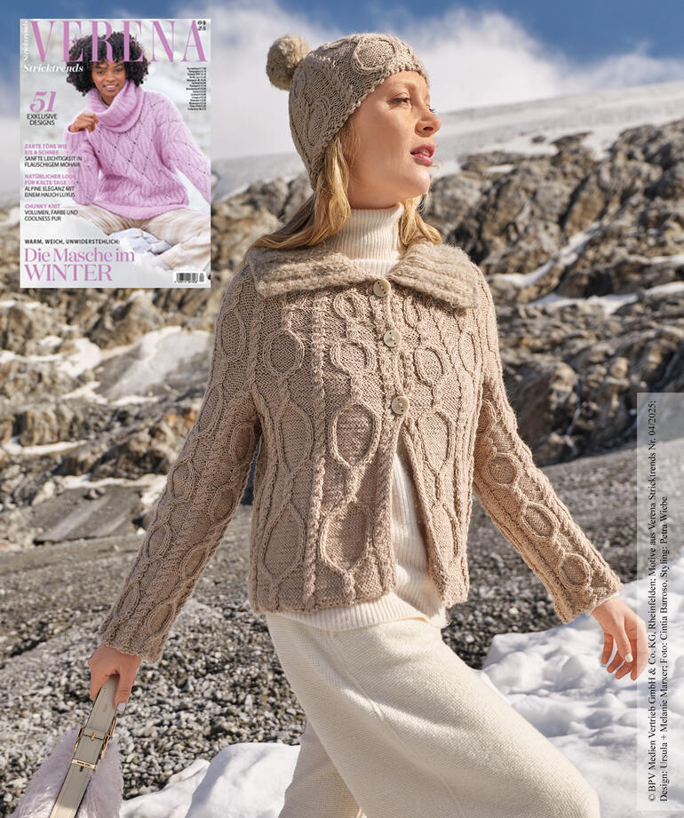 Jacke und Mütze aus Peru und Nappy in beige, abgebildet auf einem Modell in einer winterlichen Landschaft.