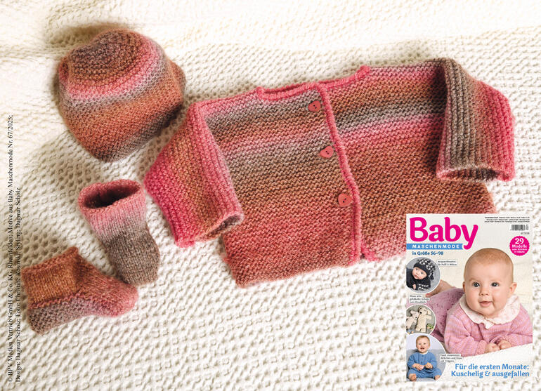 Batique Babyjacke, Mütze und Söckchen auf einem weißen Strickstück