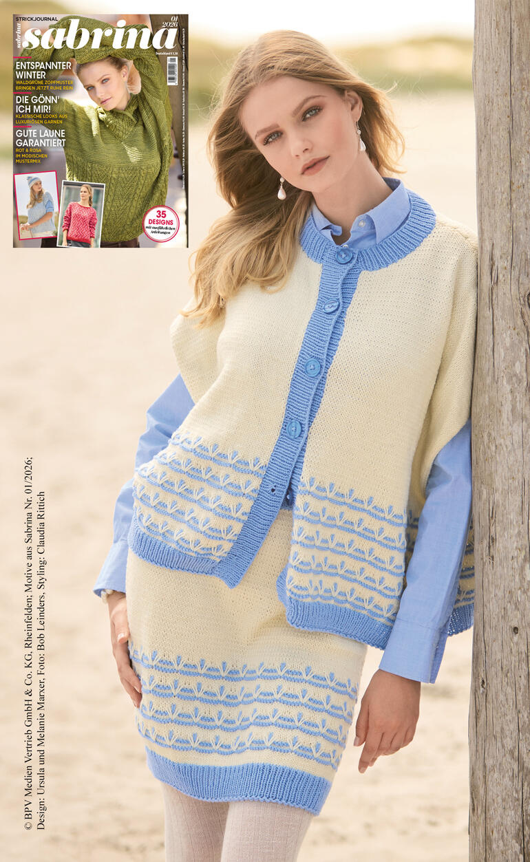 Frau in einem cremefarbenen Cape mit Rock und blauen Akzenten, im Hintergrund ein Modemagazin.