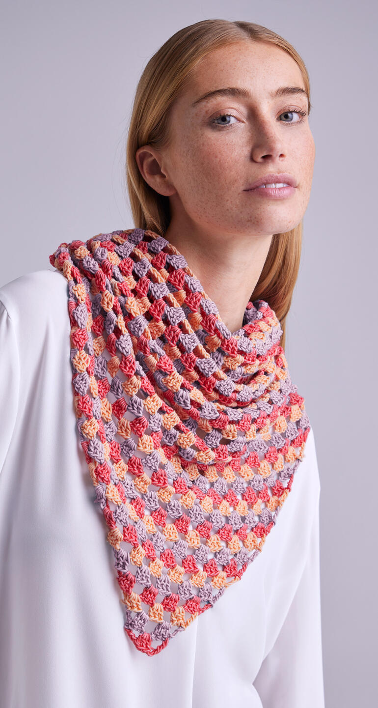 Gehäkeltes Dreiecktuch aus Recycle & Cotone in Rot-Orange-Farben.