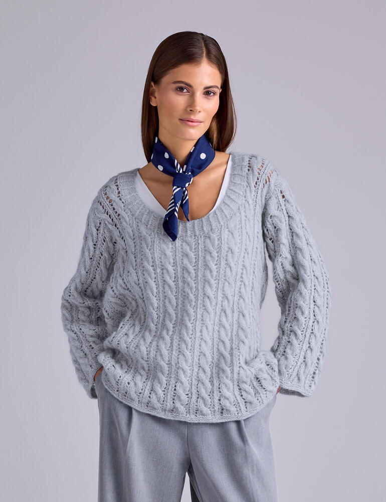 Pullover aus Alpafluffy in Hellgrau mit Zopfdesign.