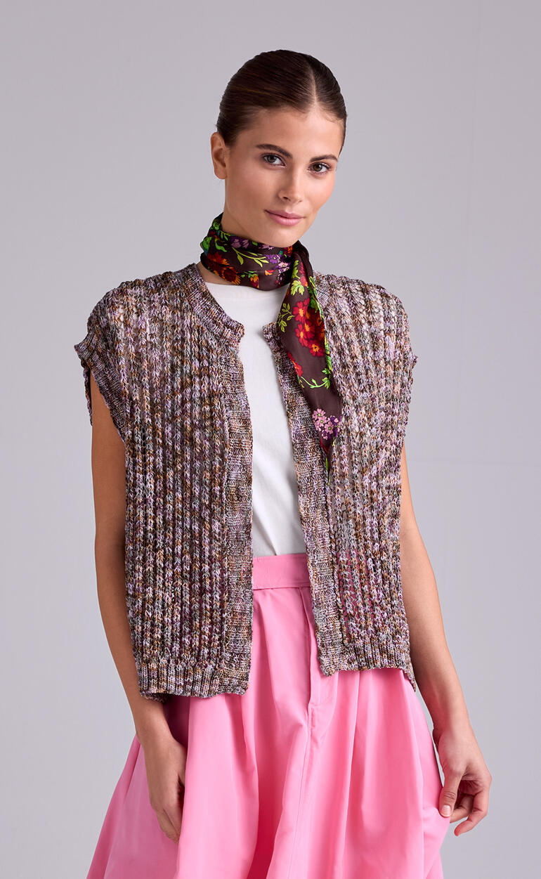 Weste aus Silka® in buntem Strickmuster mit Knöpfen.