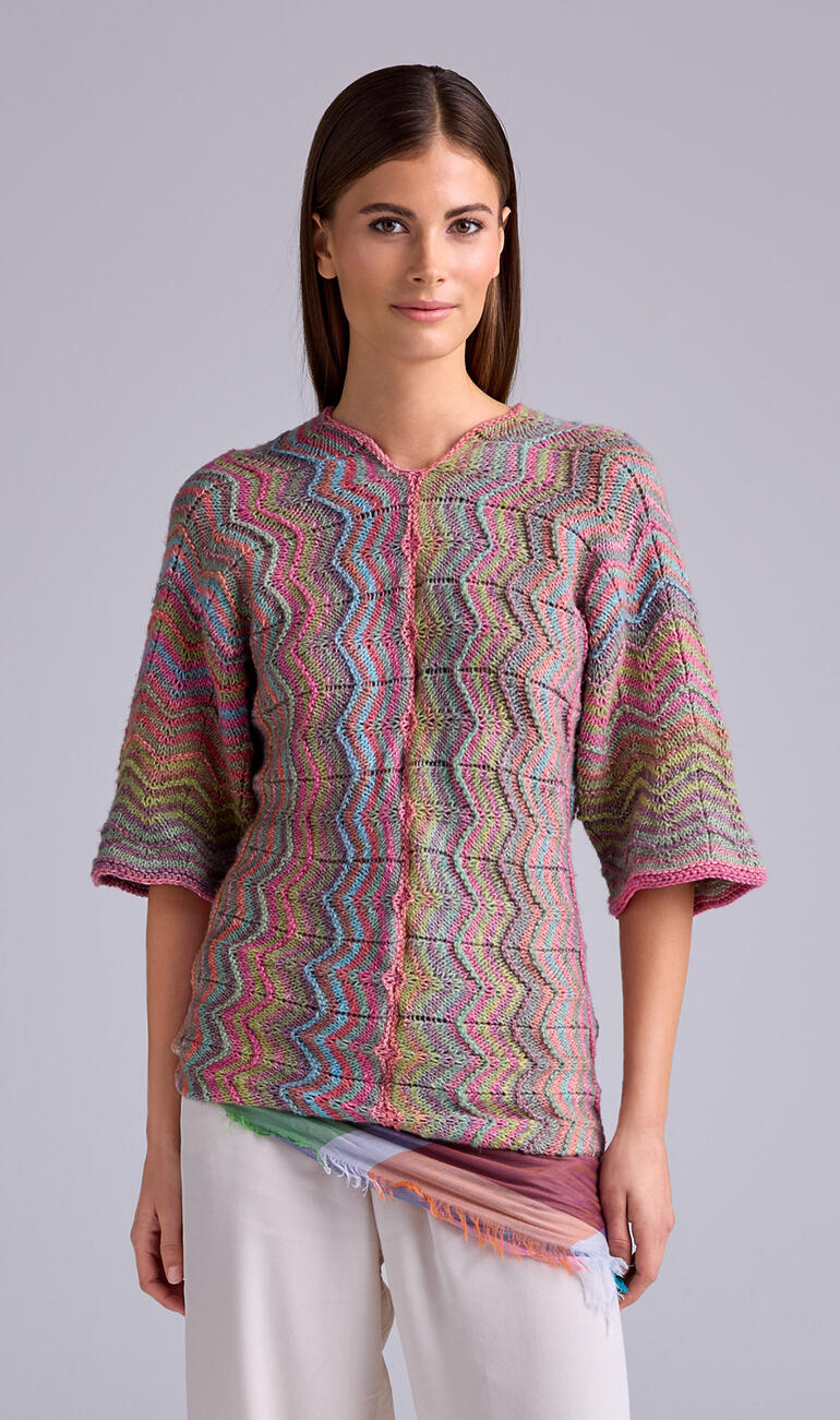Pullover aus Lotti-Colori mit bunten Wellenmustern.
