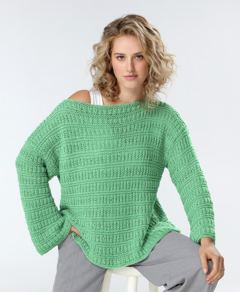 Grüner Pullover aus Lotti-Uni mit weitem Schnitt und grober Strickstruktur.