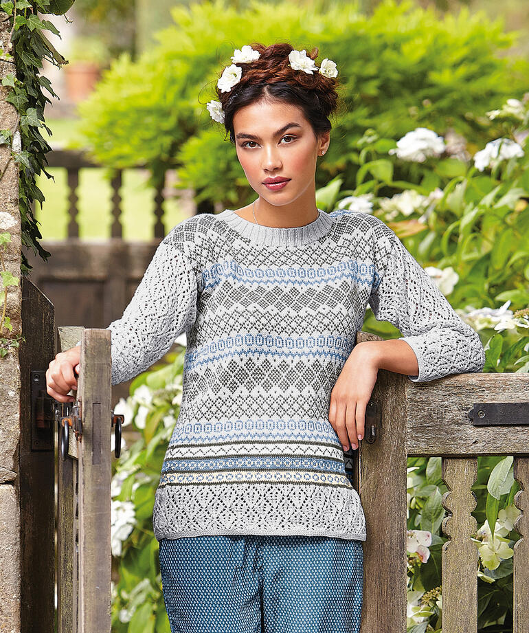 Weißer Pullover mit Muster, Modell aus Summerlite 4ply von Rowan in Blumenlandschaft.