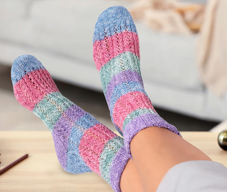 Bunte Socken in strickartigem Design, hellblau und pink gestreift.