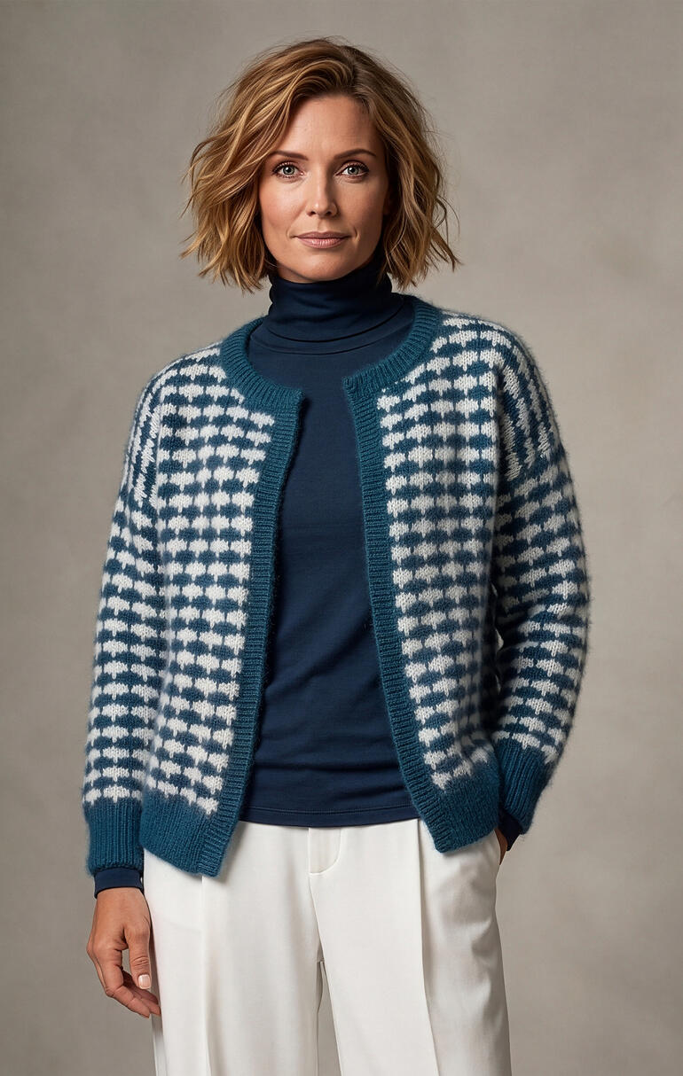 Anleitung für eine Jacke aus Alpafluffy in Blau-weißem Design.